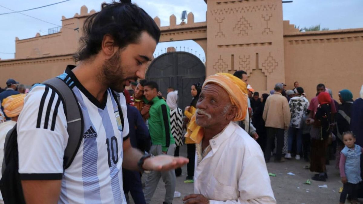 Jero dialoga con un nativo de Skoura, un pueblo de Marruecos, durante una feria popular. Jero dialoga con un nativo de Skoura, un pueblo de Marruecos, durante una feria popular.