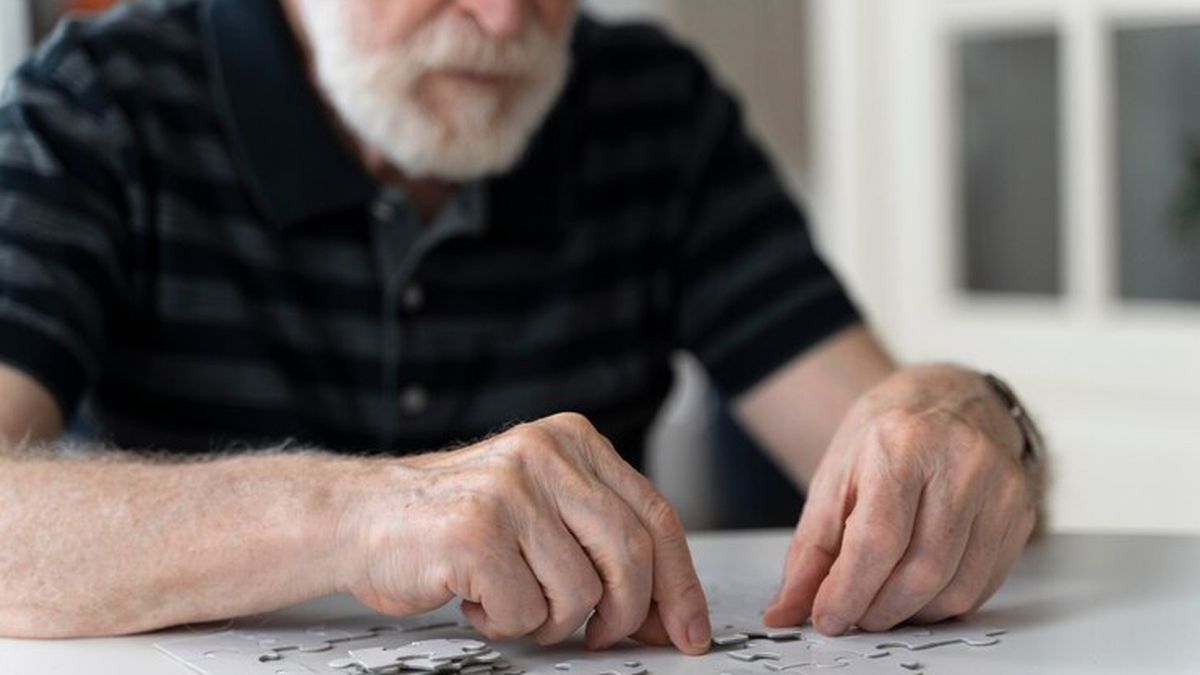 El Alzhéimer presenta algunos síntomas ligados al funcionamiento cognitivo. El Alzhéimer presenta algunos síntomas ligados al funcionamiento cognitivo.