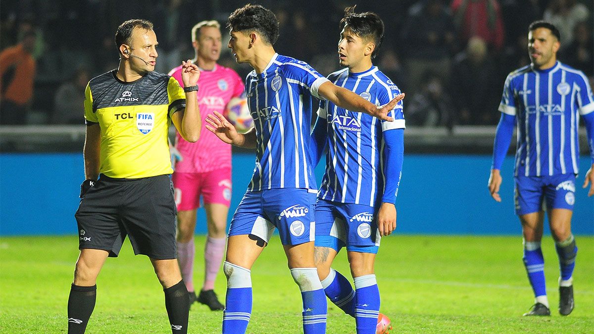 Los jugadores de Godoy Cruz cargaron contra Darío Herrera tras la derrota ante Banfield.