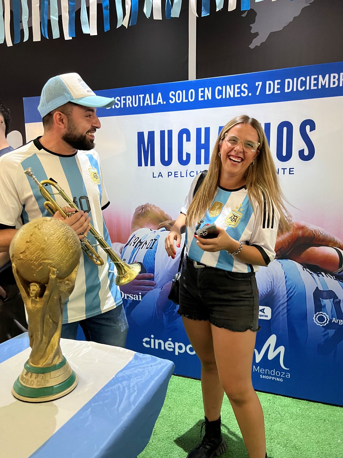 Bruno cautivó con su trompeta y posó con Ailen Cornejo en la previa de Muchachos, la película de la gente Bruno cautivó con su trompeta y posó con Ailen Cornejo en la previa de Muchachos, la película de la gente