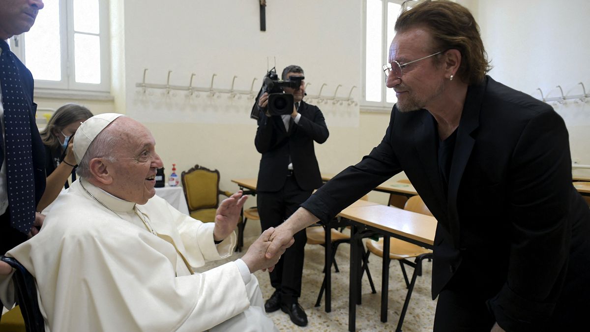 El papa Francico saluda al líder de U2 Bono, durante el lanzamiento del movimiento de estudiantes comprometido con el medio ambiente, en el Vaticano