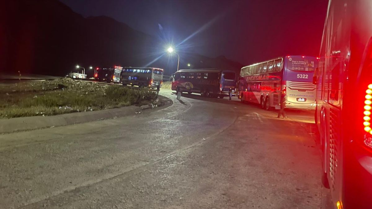 Los micros que salieron a las 21 de Viña del Mar, en Chile, llegaron a la 1 de este viernes al Paso Cristo Redentor y tuvieron 9 horas de demoras en Horcones. Los micros que salieron a las 21 de Viña del Mar, en Chile, llegaron a la 1 de este viernes al Paso Cristo Redentor y tuvieron 9 horas de demoras en Horcones.