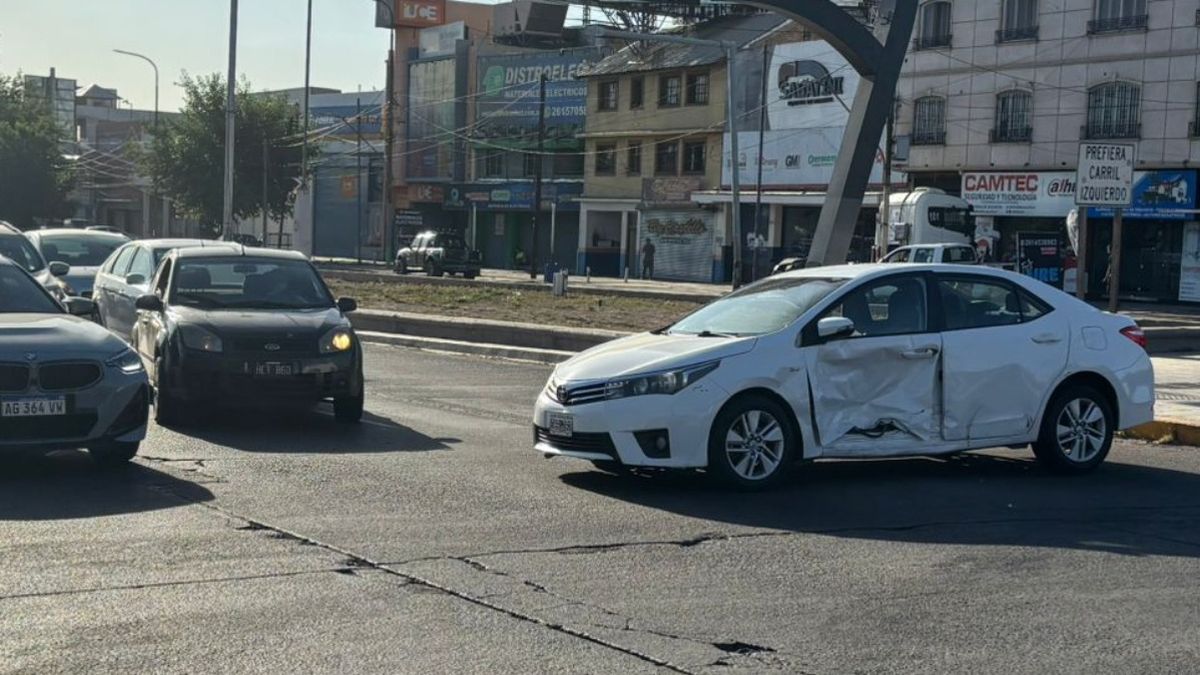 El impacto dejó fuertes marcas en los vehículos. El impacto dejó fuertes marcas en los vehículos.
