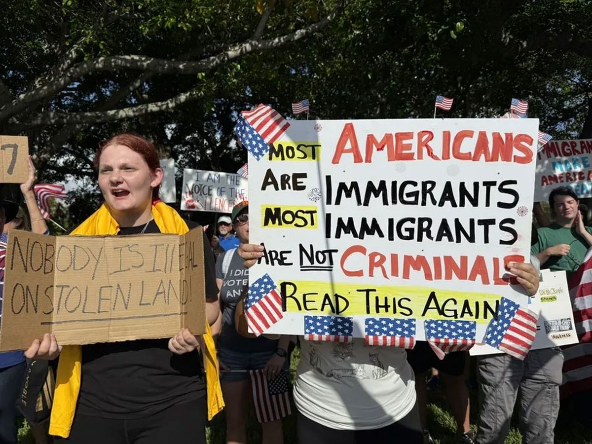 Un grupo de personas protesta en el marco de la movilización nacional denominada "No Kings" realizada frente de Mar-a-Lago, la residencia del presidente Donald Trump en Palm Beach, Florida, Estados Unidos. Crédito: EFE/ Alicia Civsaveita. Un grupo de personas protesta en el marco de la movilización nacional denominada "No Kings" realizada frente de Mar-a-Lago, la residencia del presidente Donald Trump en Palm Beach, Florida, Estados Unidos. Crédito: EFE/ Alicia Civsaveita.