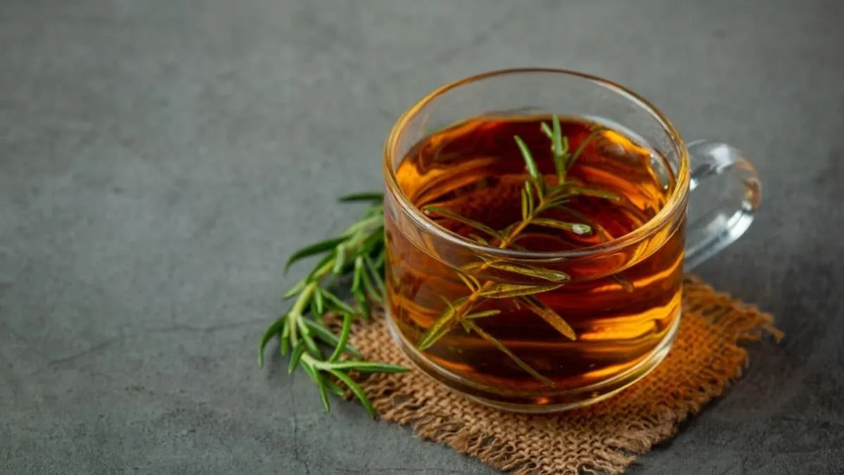 El&nbsp;t&eacute; de romero&nbsp;es conocido por mejorar la memoria y la funci&oacute;n cognitiva.