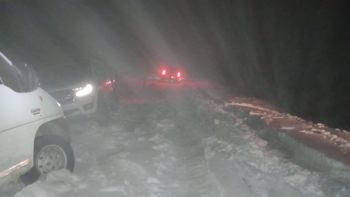 Dos familias quedaron varadas en el medio de la nieve en Uspallata y fueron rescatadas