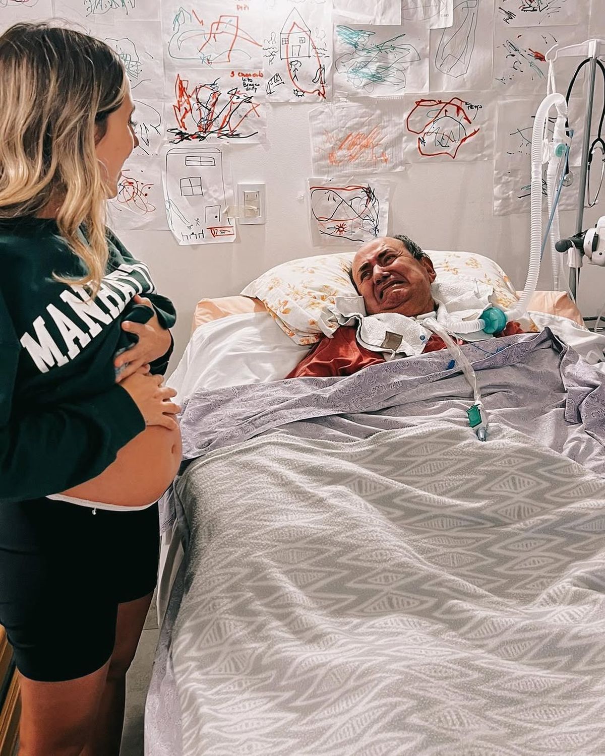 Daniela Gutiérrez, embarazada de su segundo hijo, le dio la noticia a su papá hace dos años. En la habitación lucen los dibujos de sus nietos. Daniela Gutiérrez, embarazada de su segundo hijo, le dio la noticia a su papá hace dos años. En la habitación lucen los dibujos de sus nietos.