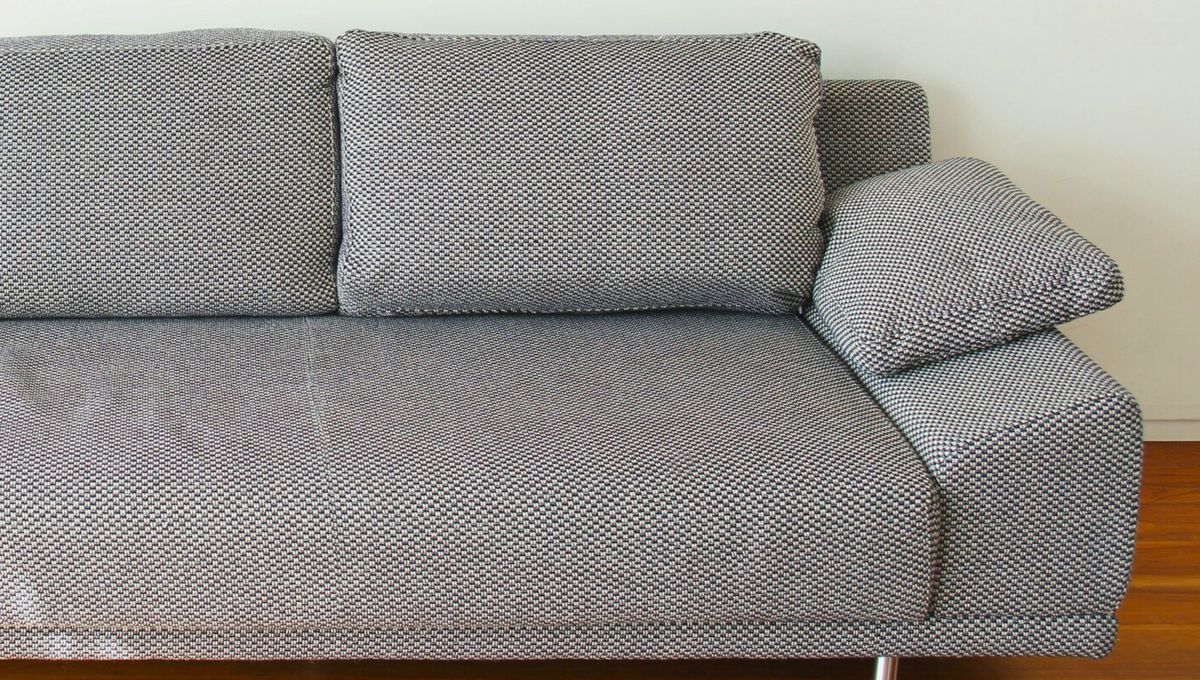 Planchar un sill&oacute;n parece una tarea dif&iacute;cil y casi imposible, pero, siguiendo los consejos adecuados, los tapizados pueden quedar como nuevos.&nbsp;