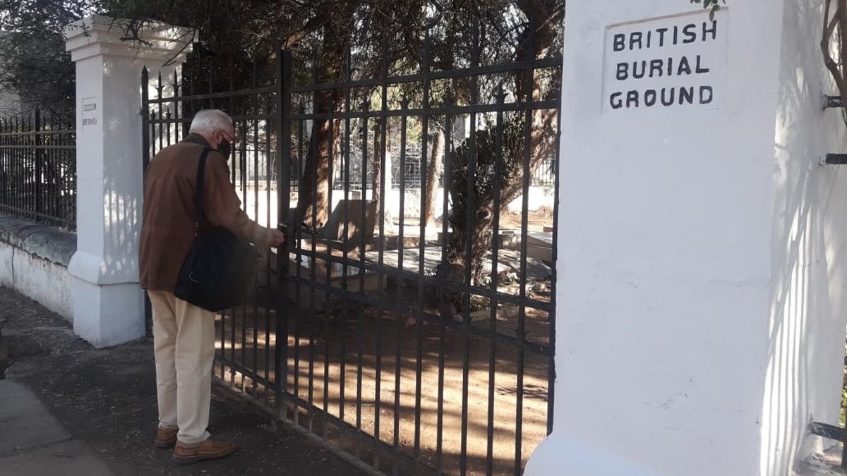 Elgar Jones ingresa al sector británico del cementerio de Capital.