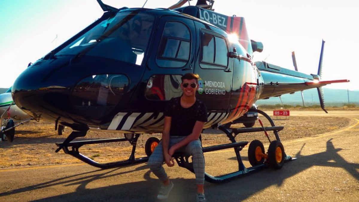 El ex coordinador de Políticas Sociales de PAMI, Renzo Cadile, junto al helicóptero de la Provincia de Mendoza. La imagen está en sus redes sociales. El ex coordinador de Políticas Sociales de PAMI, Renzo Cadile, junto al helicóptero de la Provincia de Mendoza. La imagen está en sus redes sociales.