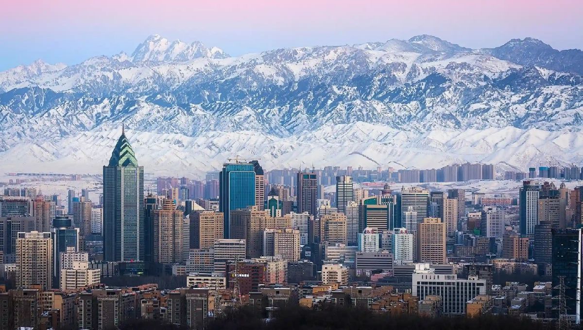 La ciudad más alejada del mar en todo el planeta Tierra: posee un clima único y más de 4 millones de habitantes