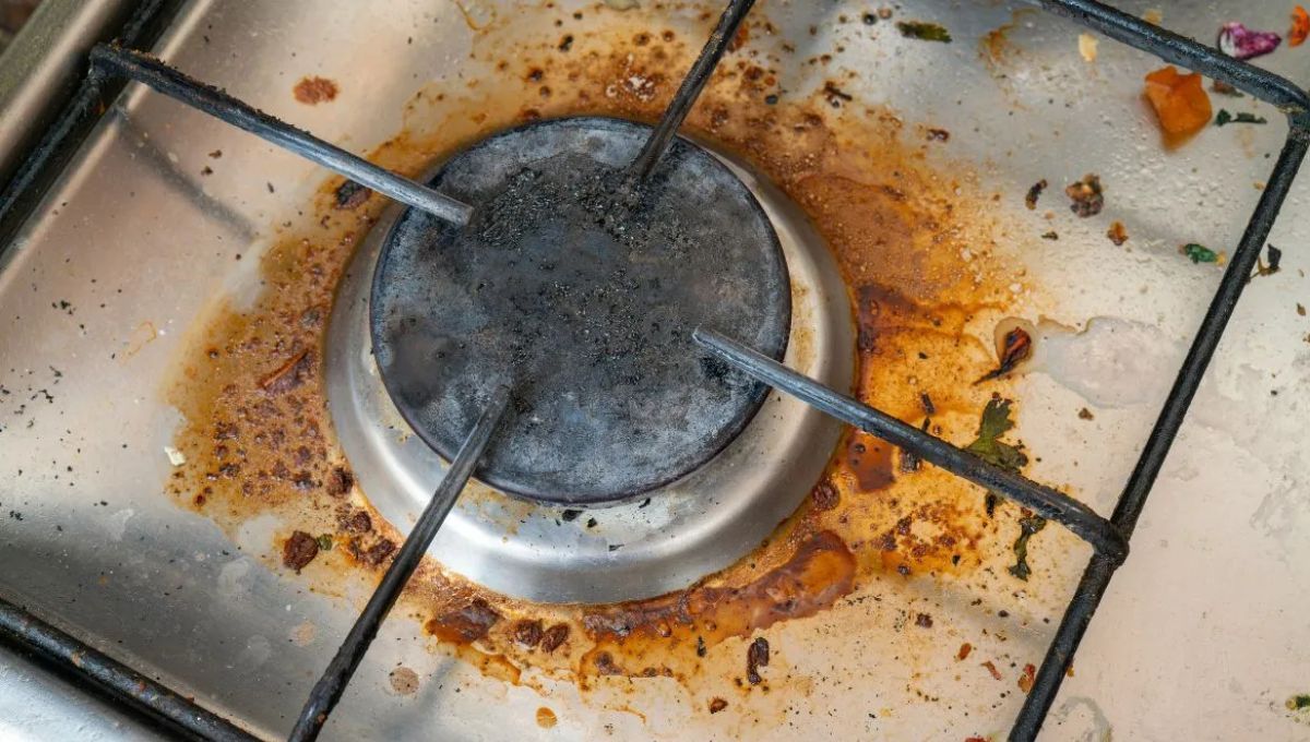 Sin vinagre ni bicarbonato: el truco casero para quitar las manchas de la hornalla de la cocina