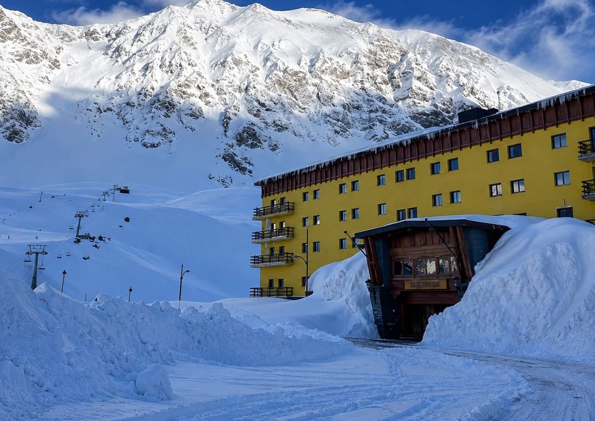 Ski Portillo acumuló 10 metros de nieve, duplicando su promedio histórico de 5,1 metros. Ski Portillo acumuló 10 metros de nieve, duplicando su promedio histórico de 5,1 metros.