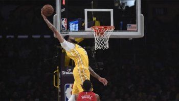 Los Lakers sumaron una nueva victoria gracias a los 46 puntos de Anthony Davis