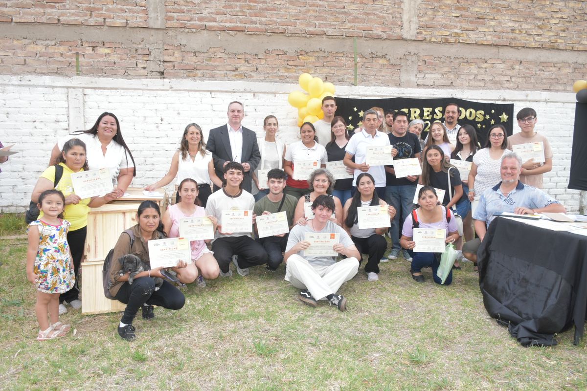 Cada participante recibi&oacute; una colmena para iniciar su propio emprendimiento.