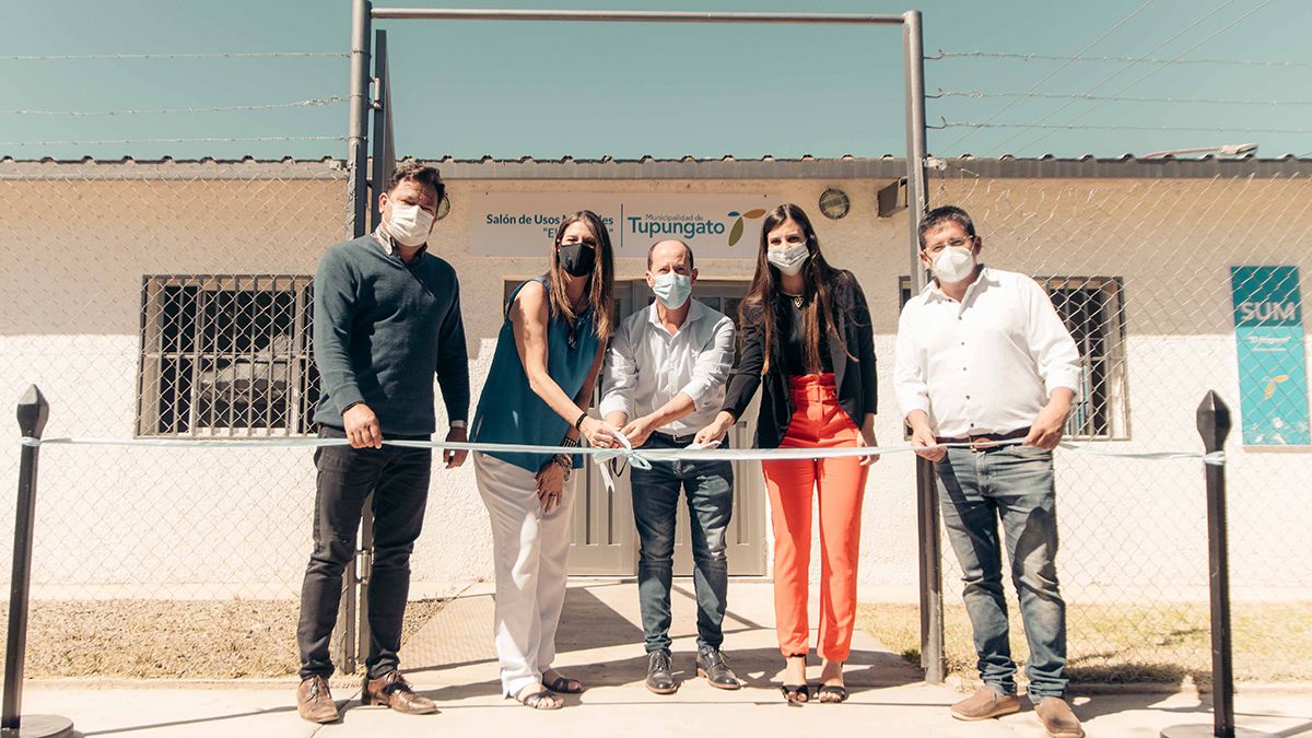 Autoridades municipales y del programa Vendimia Solidaria compartieron junto a vecinos la inauguración del SUM.