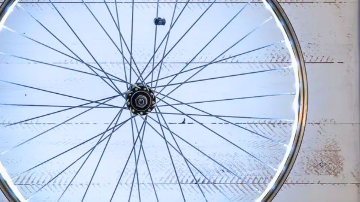 Cómo hacer una lámpara de pared usando una bicicleta vieja: decoración casera y rústica