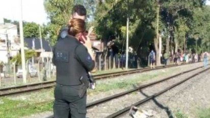 La mujer de 51 años fue ultimada por un tren luego de haber sido arrojada a las vías por su esposo. Fue en San Isidro y por el femicidio detuvieron a su pareja.