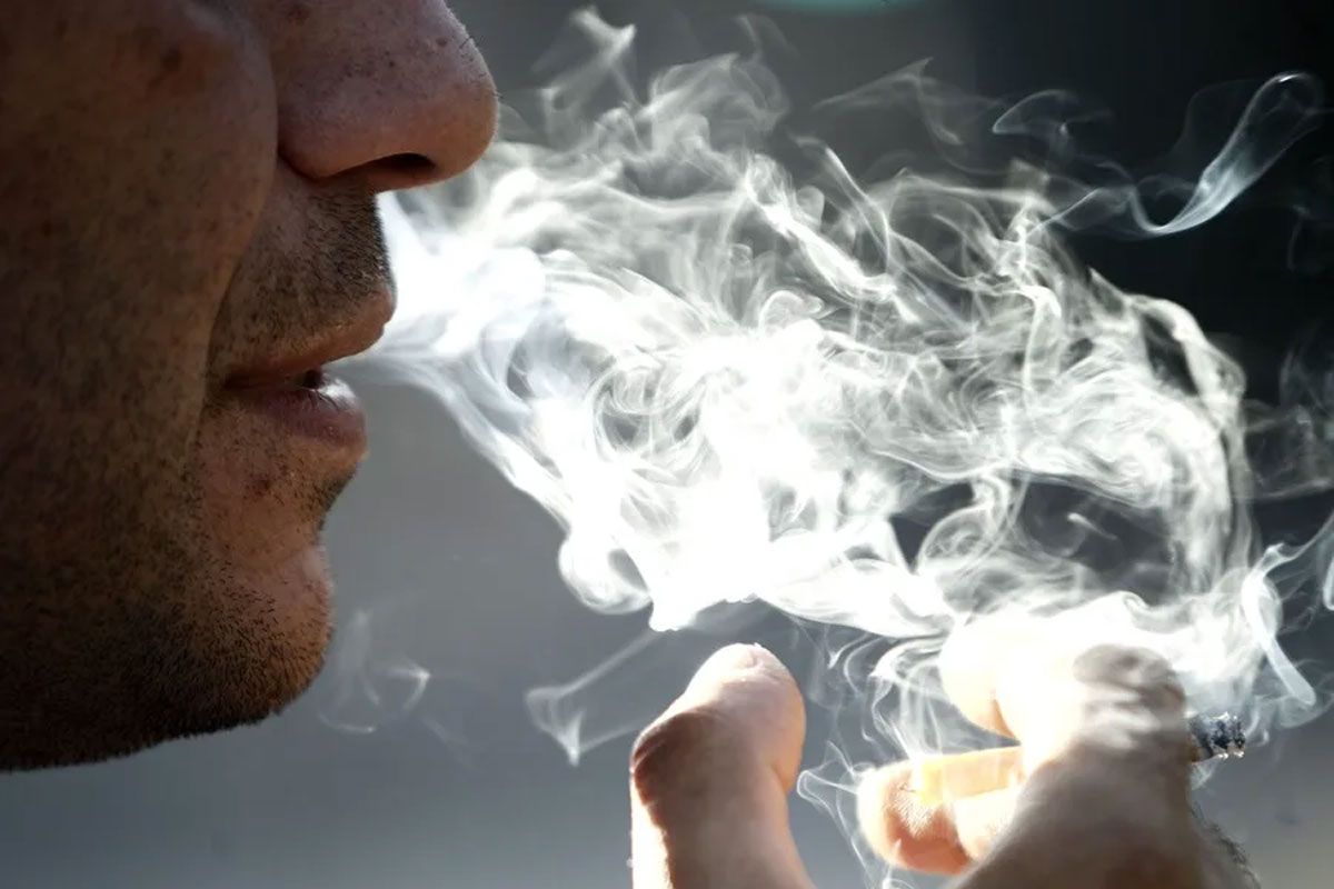 Fumar, que provoca daño genético y acelera el envejecimiento. Fumar, que provoca daño genético y acelera el envejecimiento.