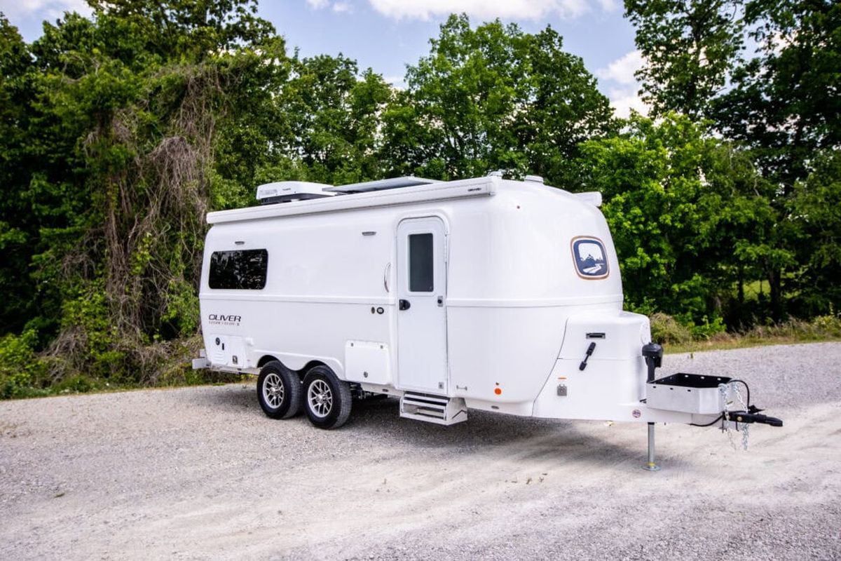 Esta casa rodante no parece lujosa desde afuera, pero por dentro todo cambia. Imagen: Oliver Travel Trailers Esta casa rodante no parece lujosa desde afuera, pero por dentro todo cambia. Imagen: Oliver Travel Trailers