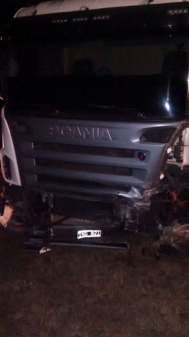 Un camión chocó de frente un auto y un hombre murió