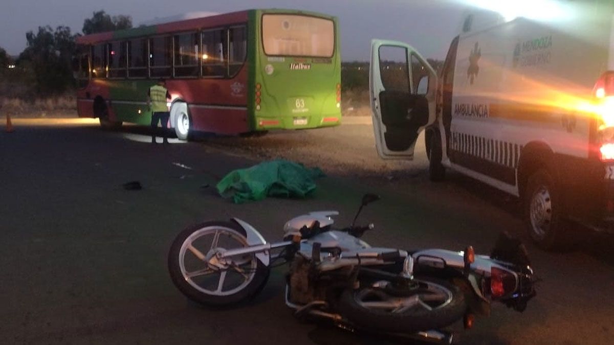 La víctima chocó con un colectivo en Las Heras, sufrió la amputación de una de sus piernas y murió en el lugar.