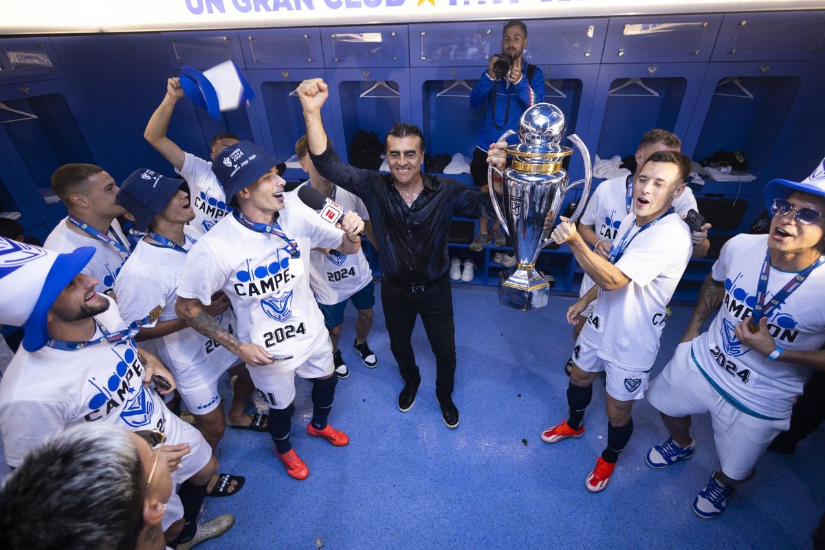 Gustavo Quinteros se consagró campeón con Vélez en la Liga Profesional. Gustavo Quinteros se consagró campeón con Vélez en la Liga Profesional.