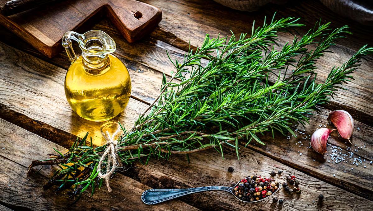 La mezcla de la cebolla y el romero puede ayudarte a fortalecer tu cabello. La mezcla de la cebolla y el romero puede ayudarte a fortalecer tu cabello. 