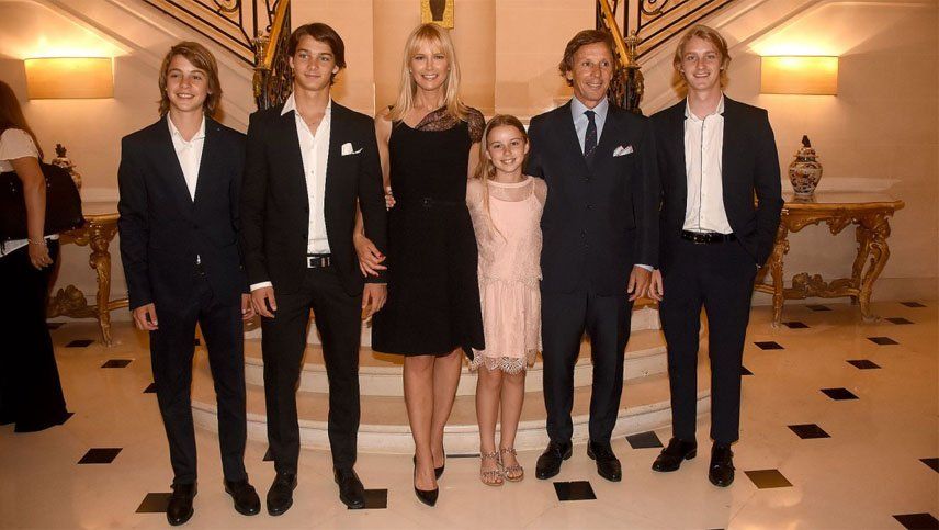 Valeria Mazza junto a su esposo y sus hijos.