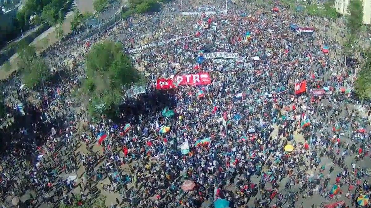 Miles de personas se concentran en la plaza Italia en el centro de Santiago de Chile.