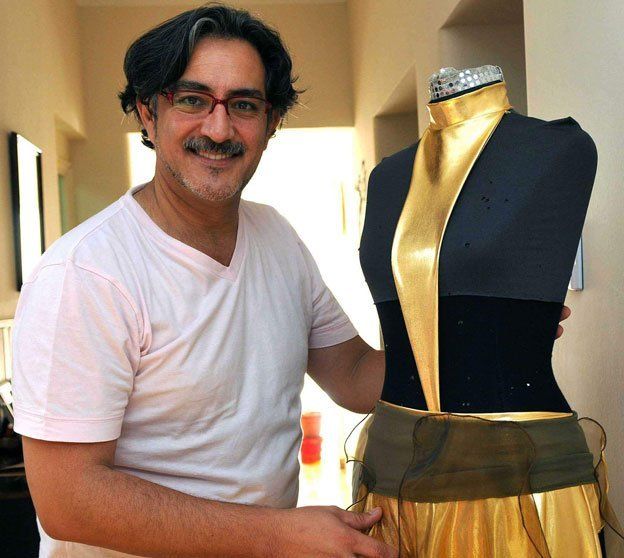 Raúl Saldeña donó un vestido con un diseño exclusivo para una de las egresadas. Antes quiso conocer la historia de cada una de las chicas. Raúl Saldeña donó un vestido con un diseño exclusivo para una de las egresadas. Antes quiso conocer la historia de cada una de las chicas.