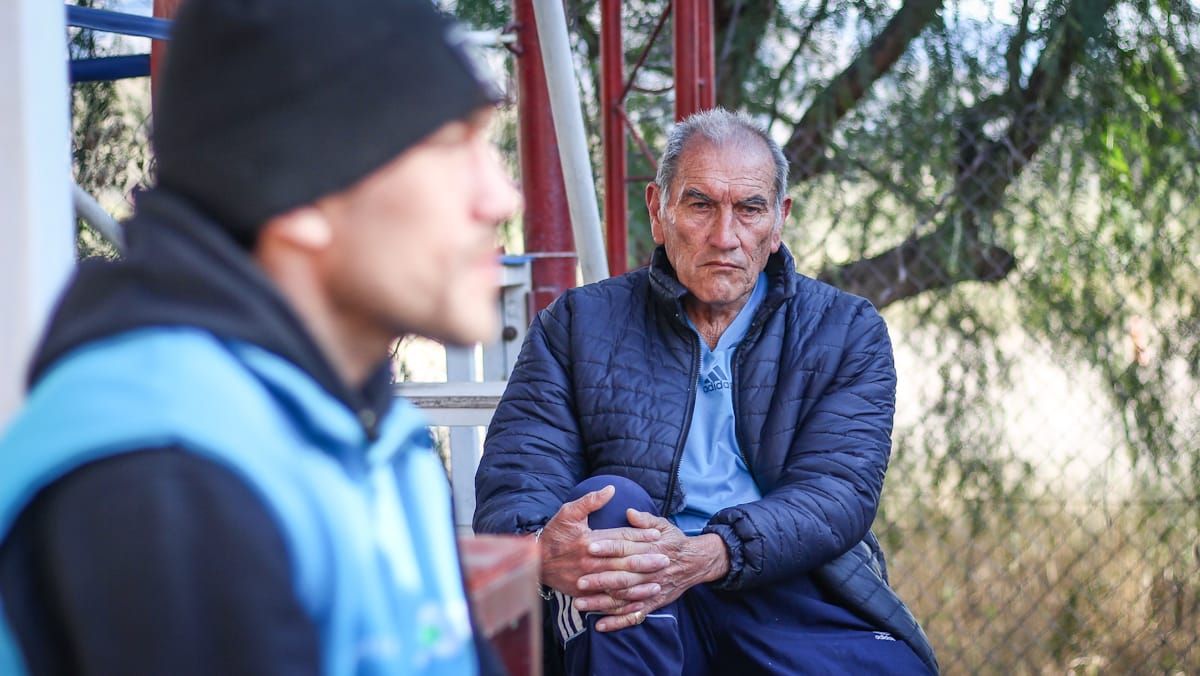 Don Roberto. El papá de Juan Carrasco siempre acompañó a sus hijos y les señaló el camino de la rectitud y los llevó al deporte, como escuela de vida. Don Roberto. El papá de Juan Carrasco siempre acompañó a sus hijos y les señaló el camino de la rectitud y los llevó al deporte, como escuela de vida.