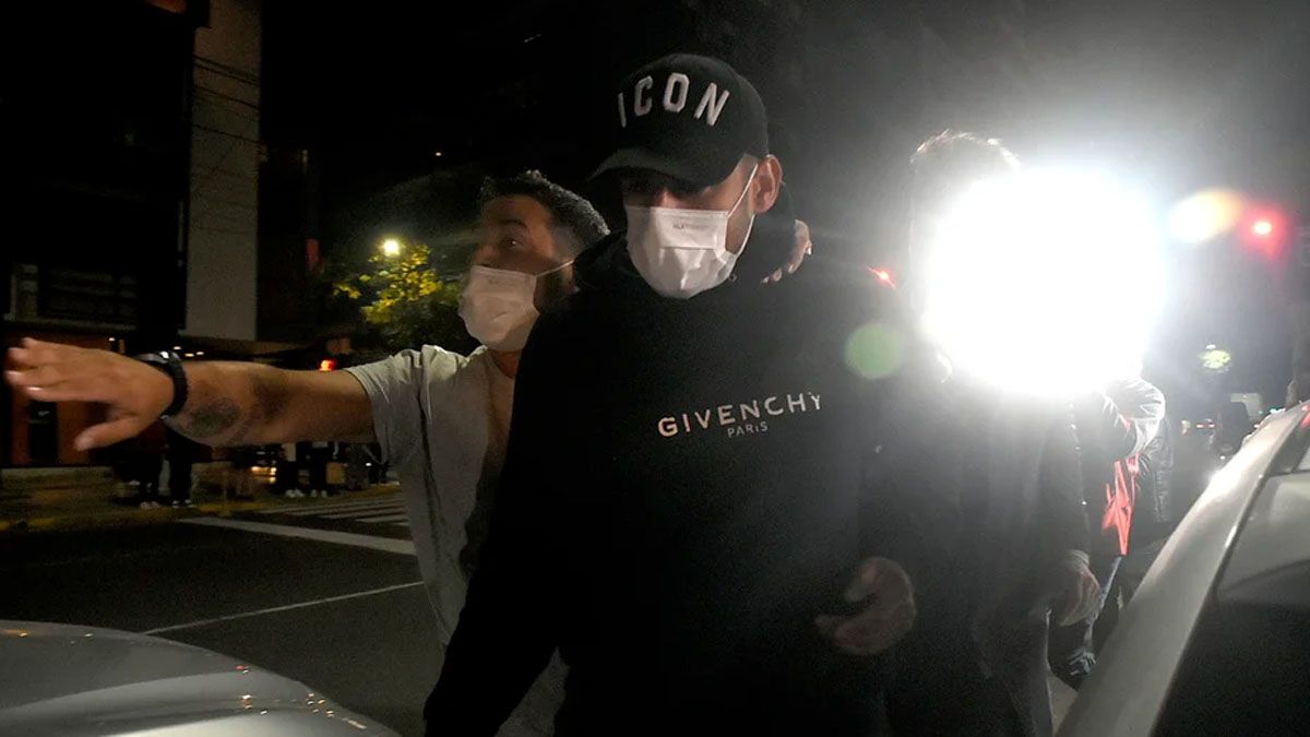 Eduardo Salvio sale de declarar tras el escándalo con su esposa Magalí Aravena