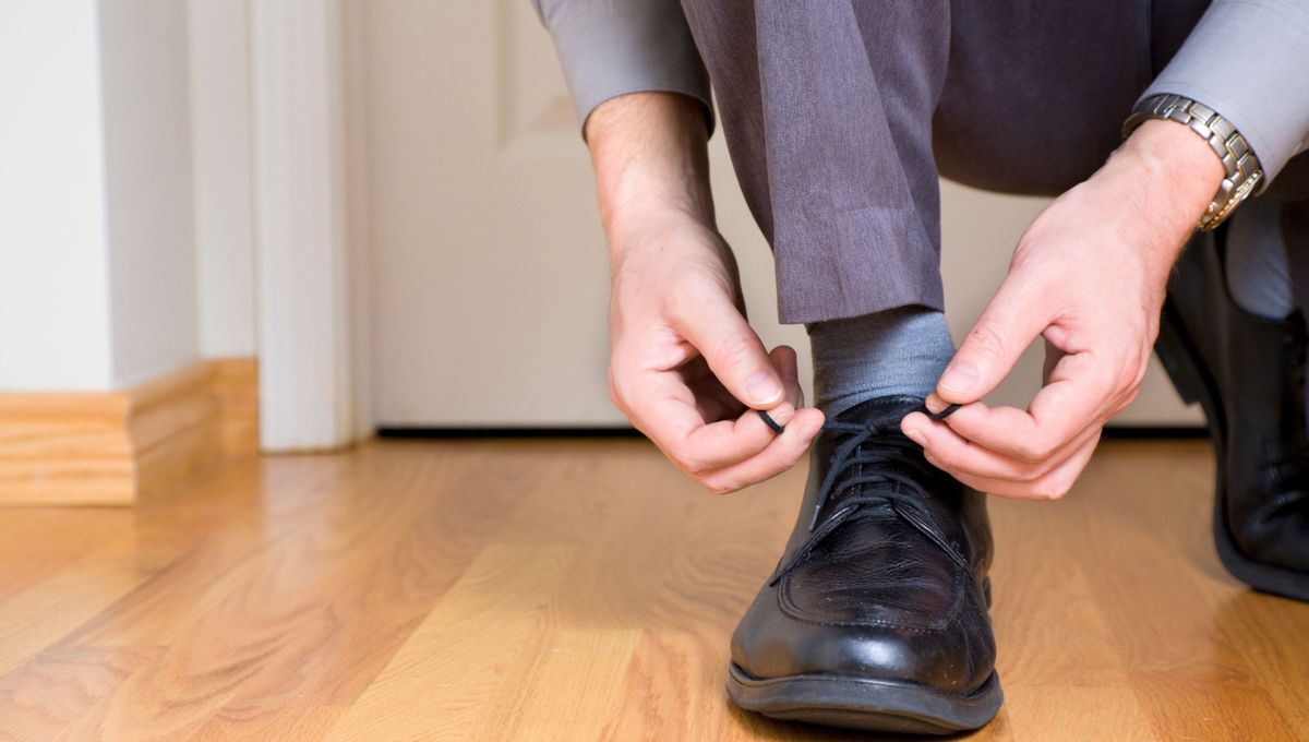 Qué significa atarse los cordones de la zapatilla derecha primero, según la psicología del comportamiento