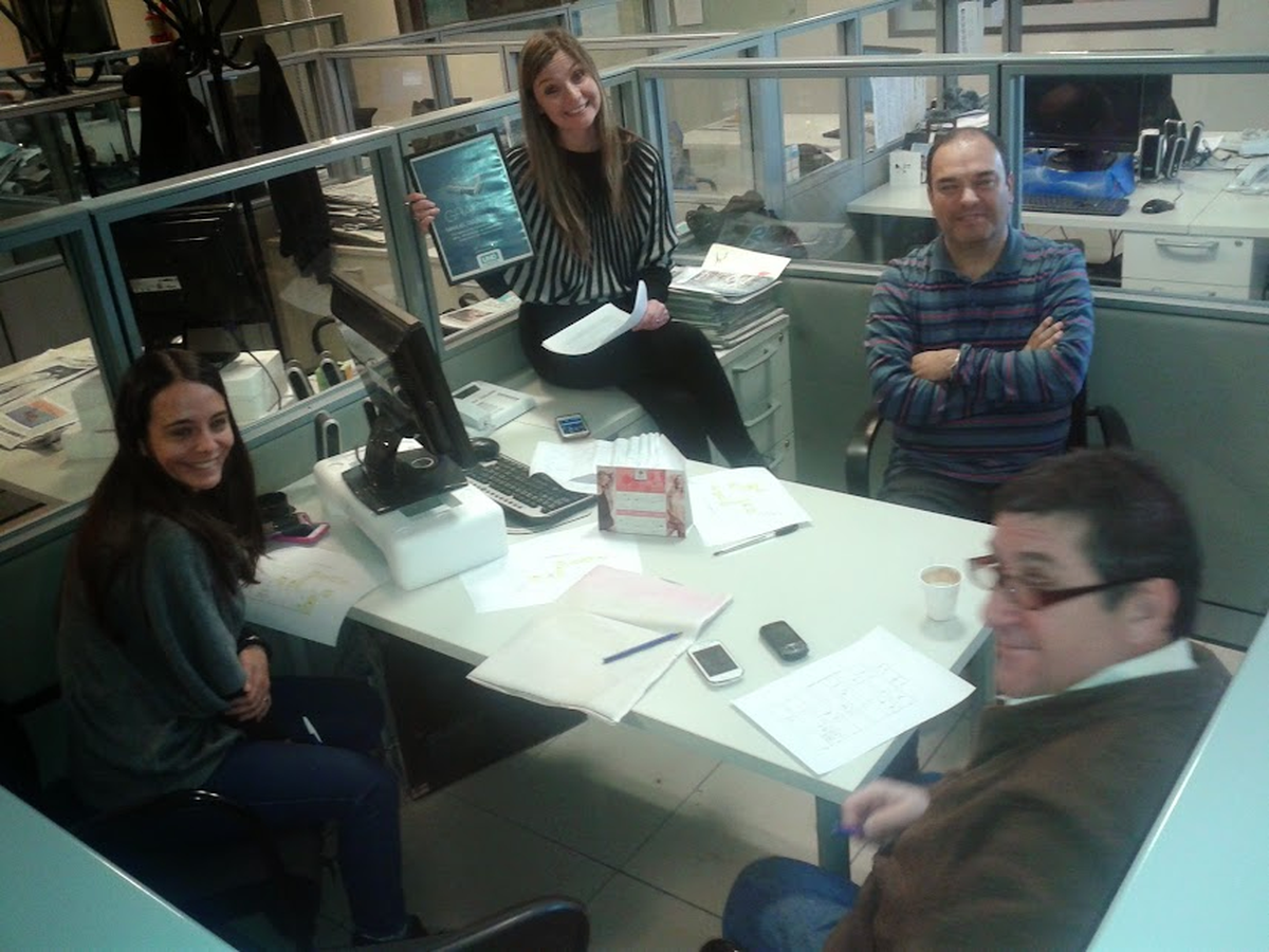 Jimena Díaz Guzmán, Paola Piquer, José Luis Verderico y Gustavo De Marinis en la redacción multimedia, antes de la transformación digital. Jimena Díaz Guzmán, Paola Piquer, José Luis Verderico y Gustavo De Marinis en la redacción multimedia, antes de la transformación digital.