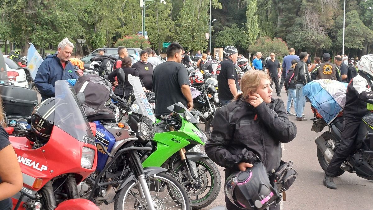 El 10° Encuentro internacional de mototurismo Cristo Redentor comenzó esta mañana en el Parque General San Martín, desde donde los moteros partieron hacia Uspallata.&nbsp;Foto: Ricardo Montacuto.