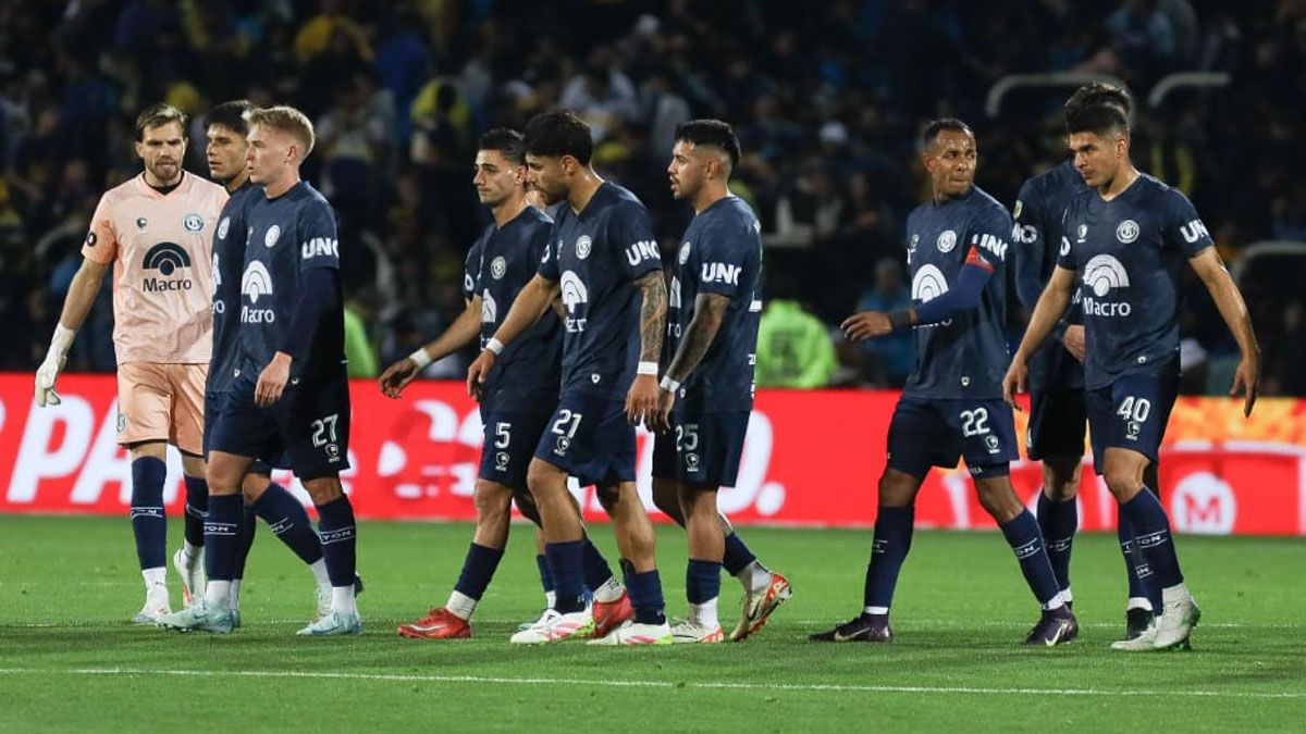 Los jugadores de Independiente Rivadavia, en el preciso momento en que se terminó el PT ante Boca, en el Malvinas. Foto: Cristian Lozano (Diario UNO). Los jugadores de Independiente Rivadavia, en el preciso momento en que se terminó el PT ante Boca, en el Malvinas. Foto: Cristian Lozano (Diario UNO).