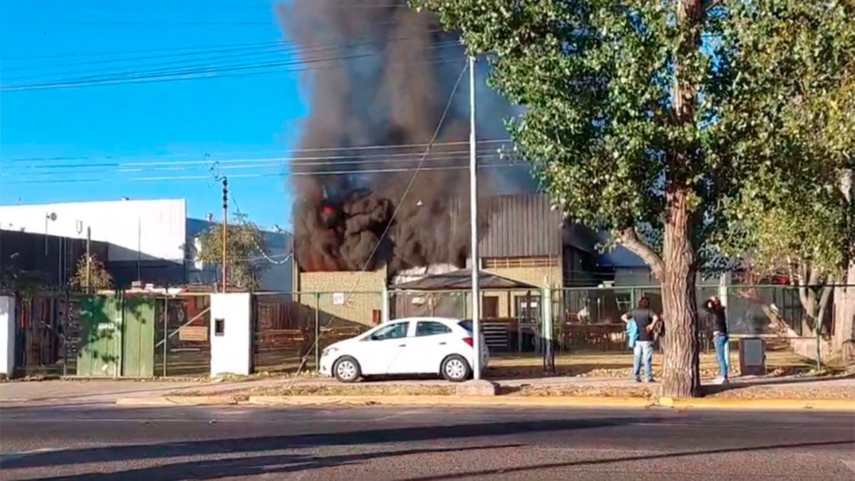 El siniestro comenzó cerca de las 8.50 de este domingo y el local ya estaba cerrado.
