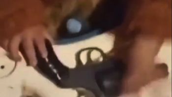 Filmó a su bebé con un revólver: 