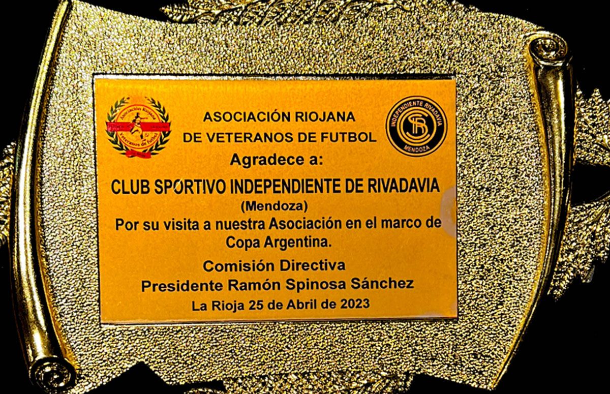 La plaqueta que recibió Daniel Vila en La Rioja como presidente de Independiente Rivadavia