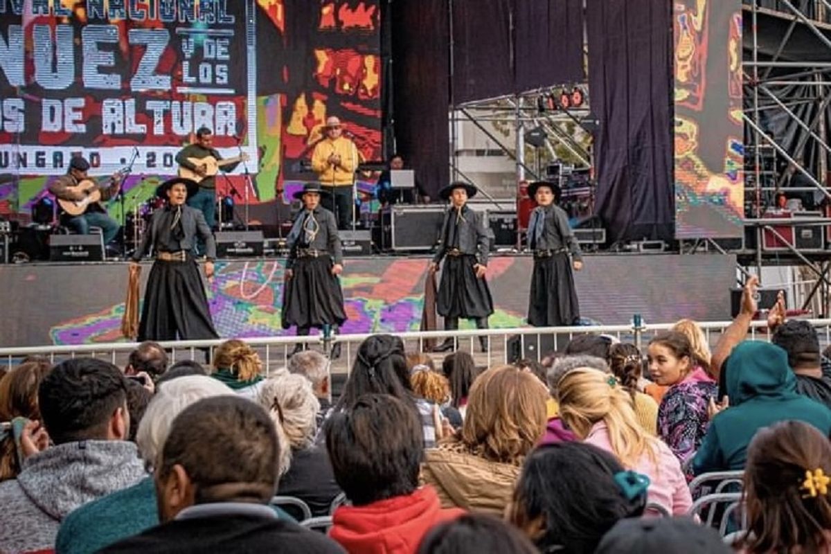 Desde el municipio invitan a los tupungatinos a compartir una tarde de domingo cálida y en familia y amistades. Desde el municipio invitan a los tupungatinos a compartir una tarde de domingo cálida y en familia y amistades.