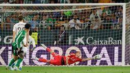 Decepción para el Real madrid. Héctor Bellerín, del Betis, aprovechó un despeje deficiente y con un bombazo puso el empate en tiempo de descuento.