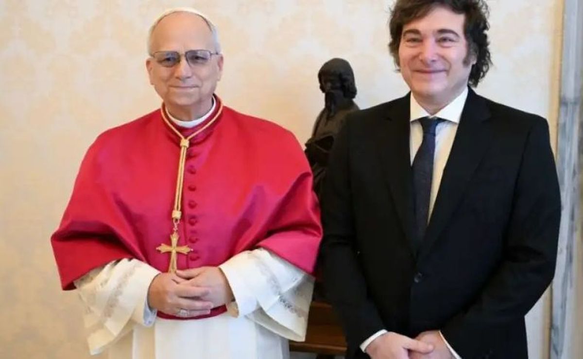 Javier Milei envía su apoyo al Papa León XIV antes de su cirugía.