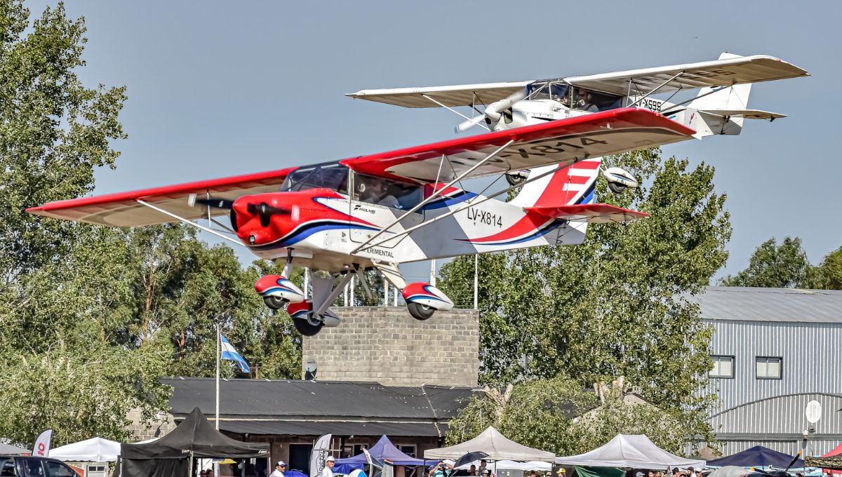 Construyó su propio avión en el patio de su casa y voló hasta la Patagonia