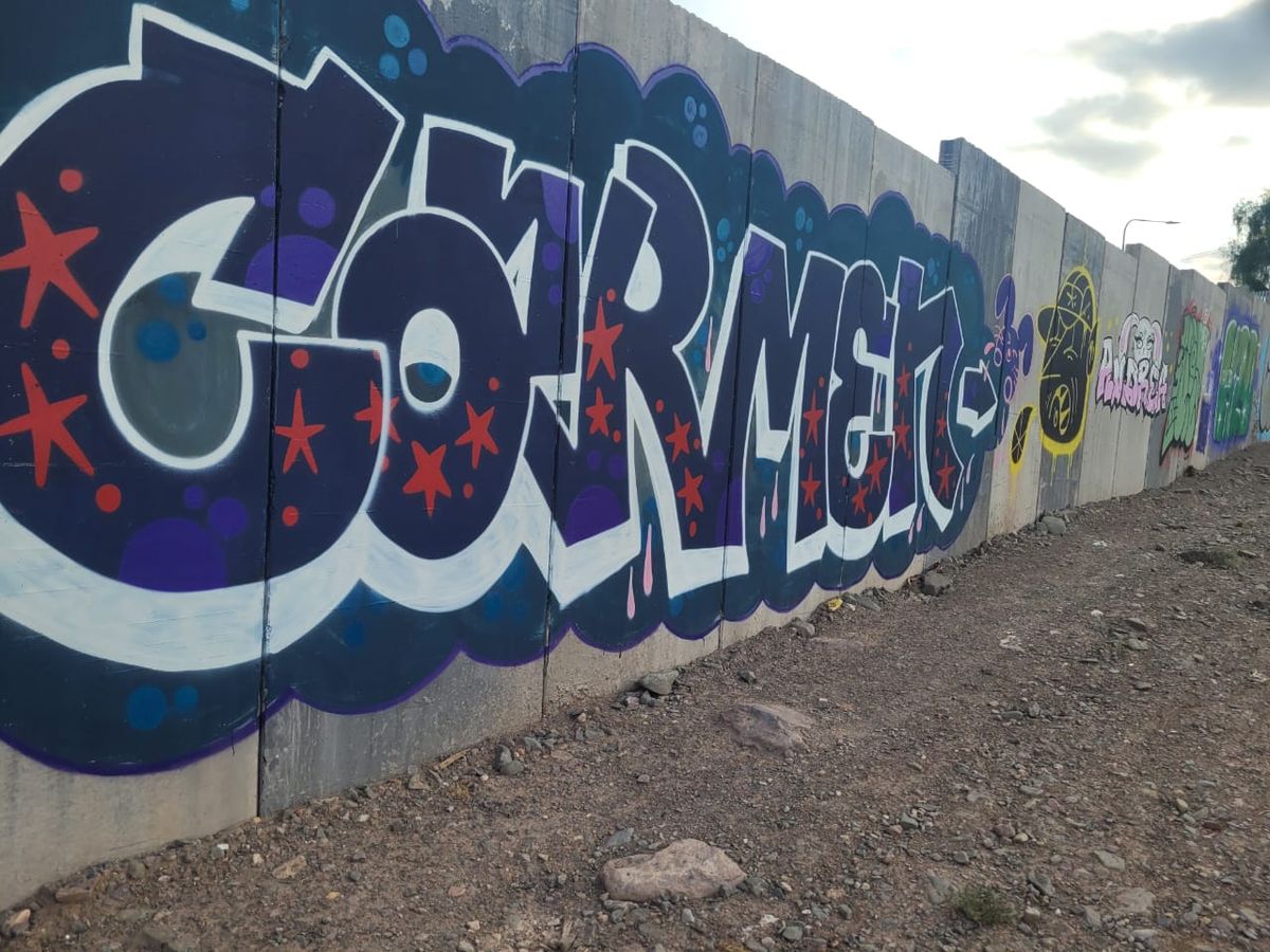 En la larga pintada predominan estas apelotonadas, enormes y chillonas letras, también llamadas 