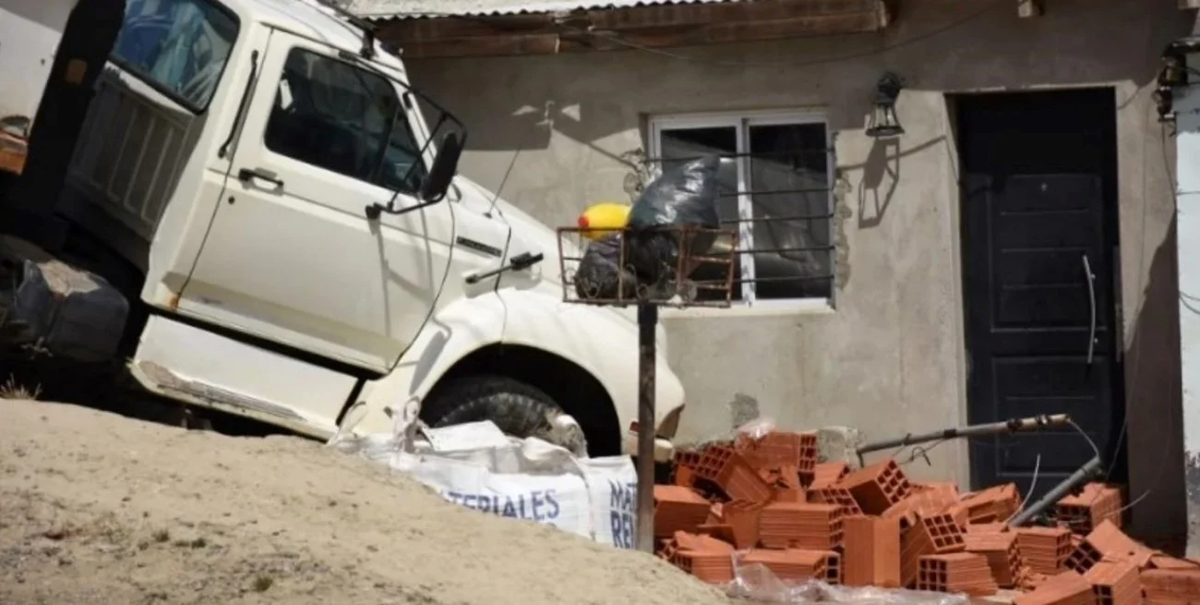 Comodoro Rivadavia. Un hombre murió aplastado por su propio camión. Comodoro Rivadavia. Un hombre murió aplastado por su propio camión.