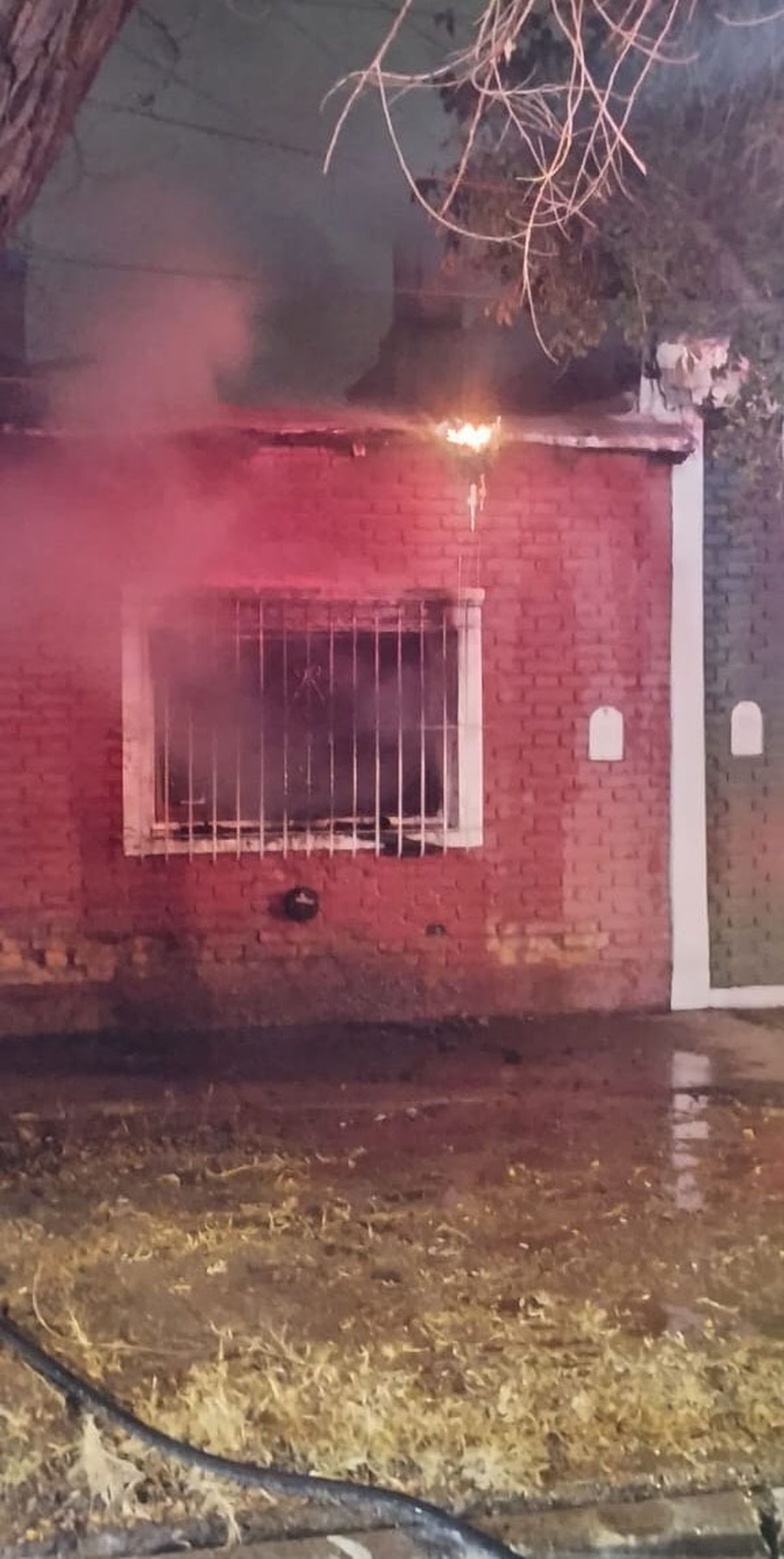 Las llamas del incendio fueron controladas por Bomberos del Cuartel Central y Voluntarios de Godoy Cruz. Las llamas del incendio fueron controladas por Bomberos del Cuartel Central y Voluntarios de Godoy Cruz.