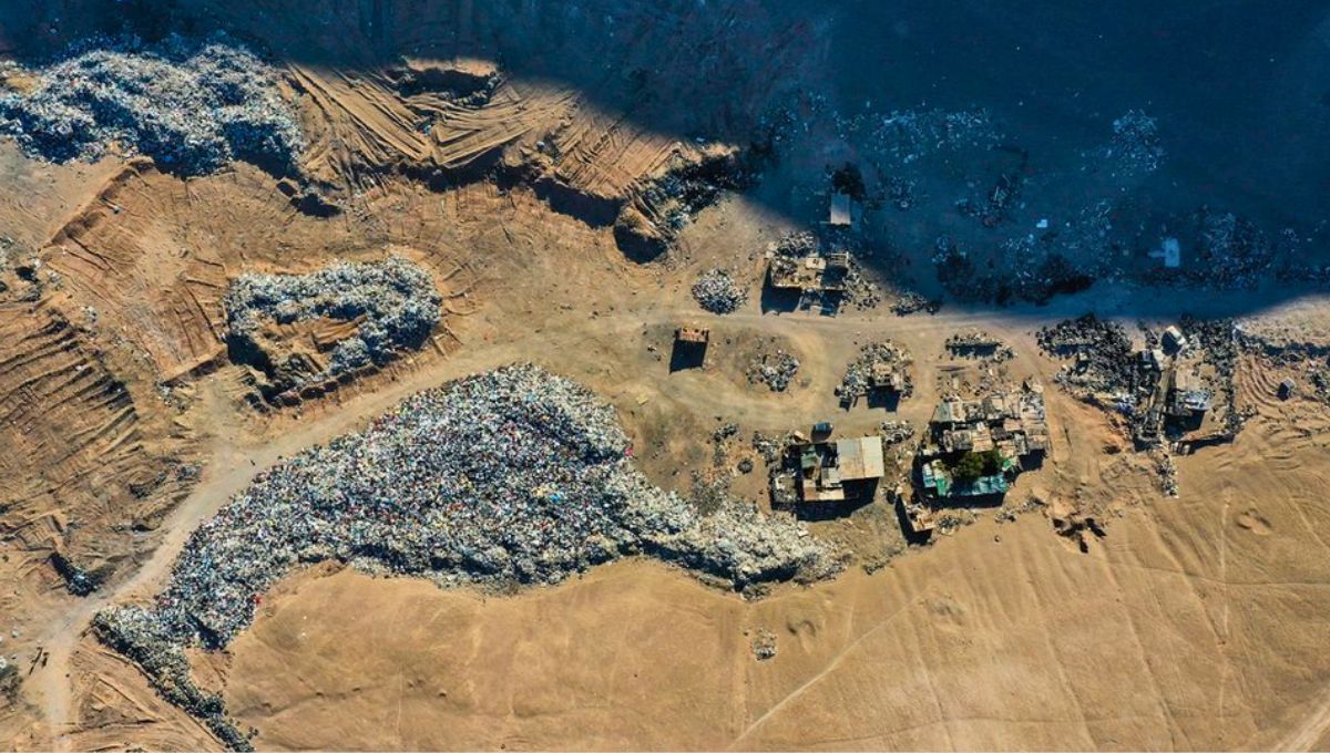 En el desierto más seco del mundo las montañas no son de arena sino de ropa: es el mayor vertedero textil