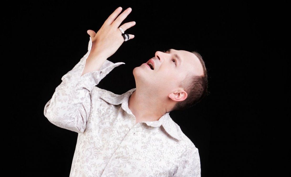 Adrián Sorrentino presenta su espectáculo NocheCitas de Cabaret