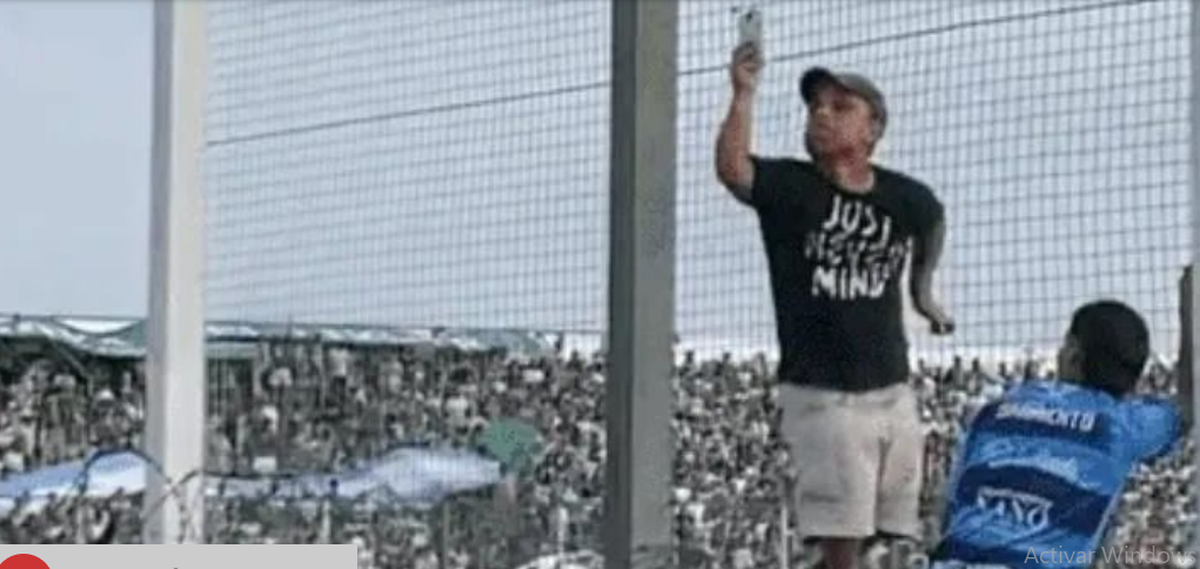 Confusión. La voz del estadio pidió que bajen a un nene del alambrado: era un enano.